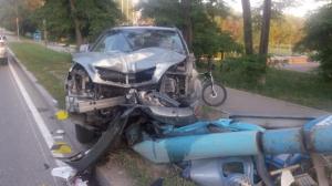 Lexus с уснувшим водителем врезался в щит на трассе Алматы - Талгар