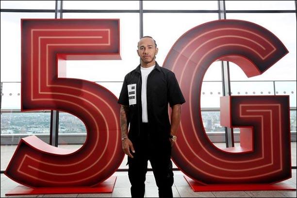 Льюис Хэмилтон запустил сеть Vodafone 5G