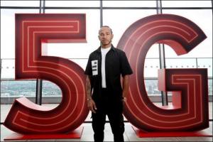 Льюис Хэмилтон запустил сеть Vodafone 5G