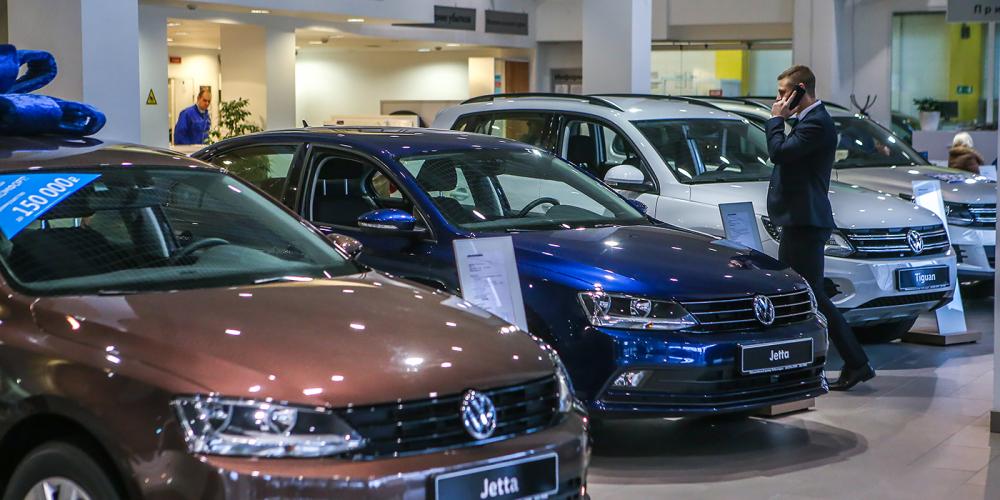 Российский автомобильный рынок продолжил падение второй месяц подряд