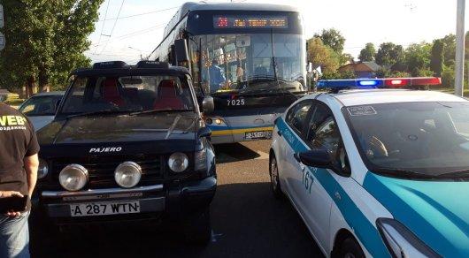 Три человека пострадали в ДТП с участием автобуса в Алматы