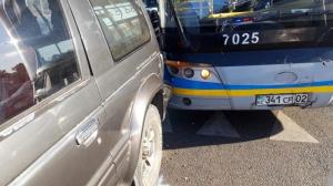 Три человека пострадали в ДТП с участием автобуса в Алматы