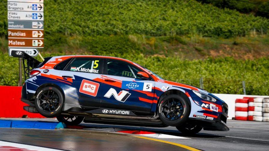 Норберт Мичелис выиграл субботнюю квалификацию WTCR в Португалии