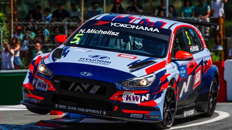 Норберт Мичелис уверенно победил в субботней гонке WTCR в Португалии