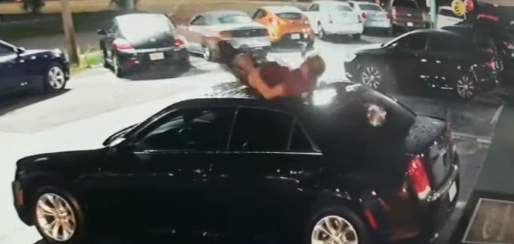 Человек Флориды упал с неба на Chrysler в автосалоне