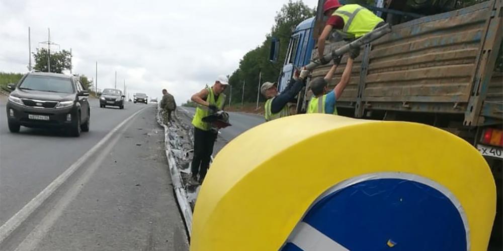 Фура врезалась в отбойник из-за нестертой старой разметки во Владимире