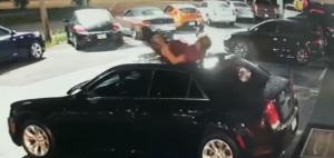 Человек Флориды упал с неба на Chrysler в автосалоне