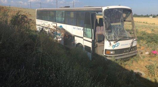 Автобус с 47 пассажирами перевернулся по дороге на Алаколь