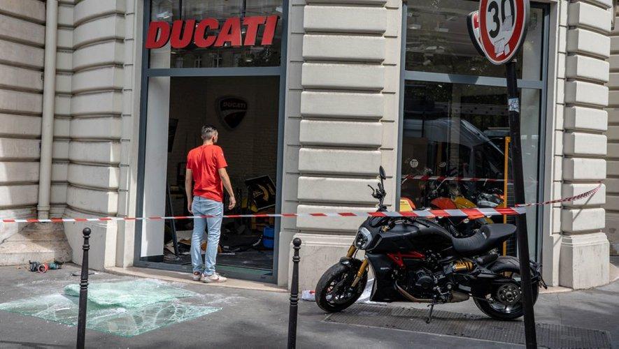 В Париже хулиганы разгромили салон Ducati