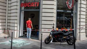 В Париже хулиганы разгромили салон Ducati