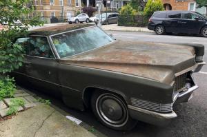 Винтажный Cadillac забыли на парковке на 25 лет