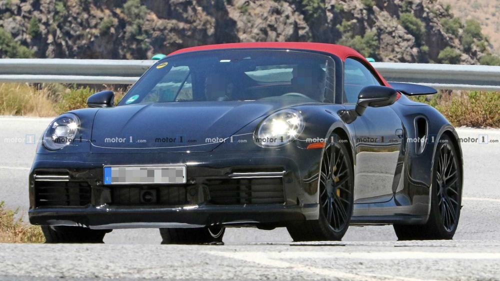 Появились фото открытой версии Porsche 911 Turbo