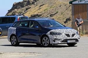 Renault тестирует обновленную версию универсала Megane