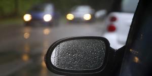 Москвичей попросили отказаться от поездок на автомобилях из-за грозы