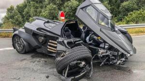 На скоростной трассе с минивэном столкнулся Бэтмобиль
