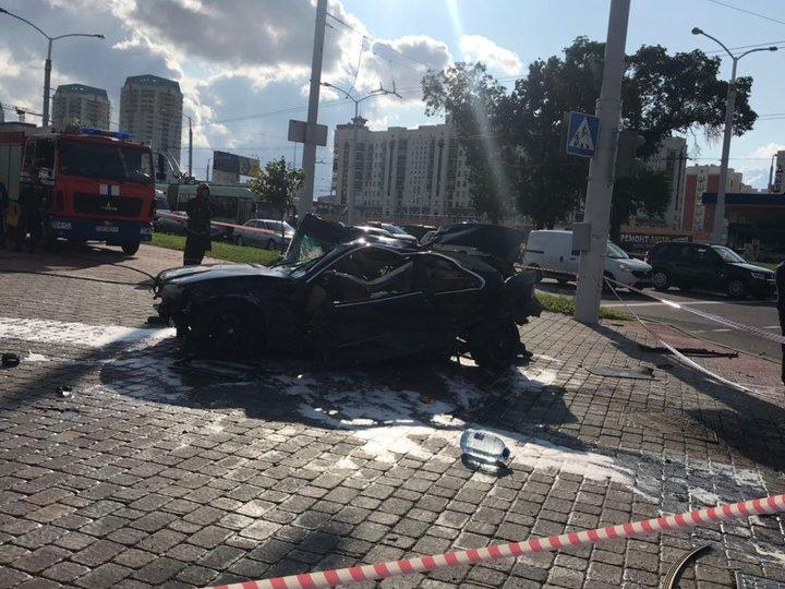 На Дзержинского BMW столкнулся с Peugeot и от удара врезался в столб