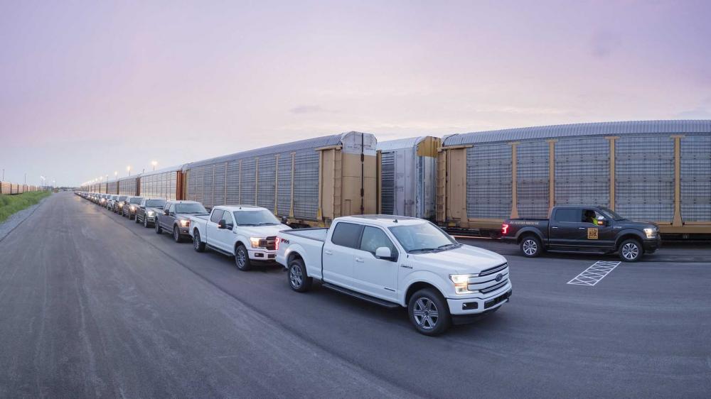 Видео: электрический Ford F-150 буксирует 450-тонный поезд