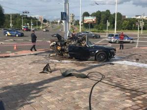 На Дзержинского BMW столкнулся с Peugeot и от удара врезался в столб