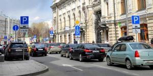 Власти предложили сузить парковочные места