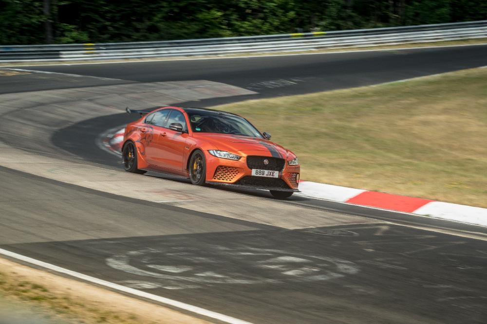 600-сильный Jaguar XE побил собственный рекорд Нюрбургринга