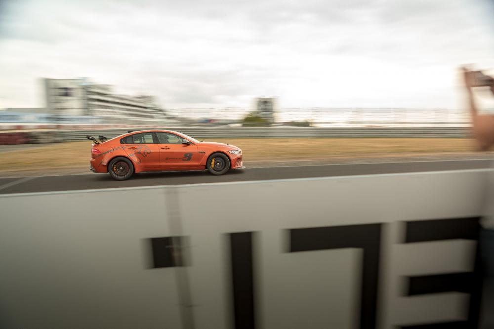 600-сильный Jaguar XE побил собственный рекорд Нюрбургринга