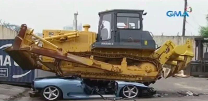 Ferrari специально расплющили бульдозером