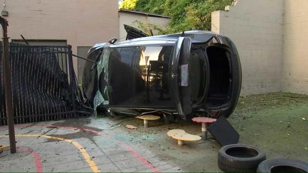 Tesla Model 3 упала с высоты 12 метров на Набережной Орегона 