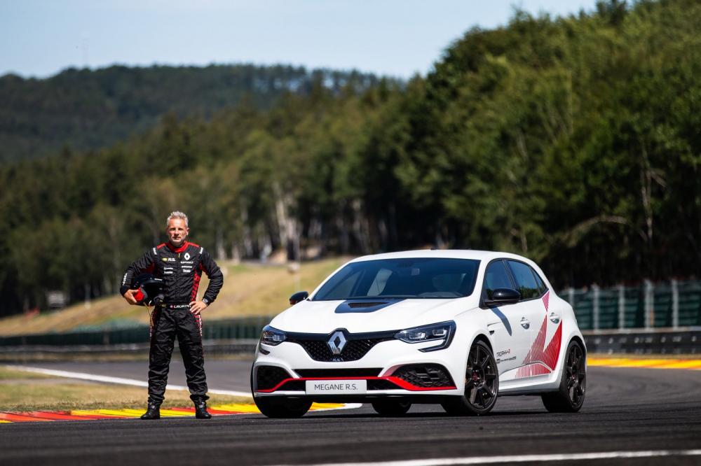 Самый быстрый Renault побил второй рекорд Honda Civic Type R