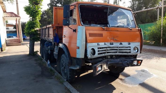 КамАЗ столкнулся с пассажирским автобусом в Алматы: есть пострадавшие