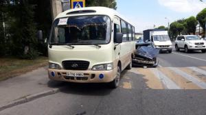 BMW на полном ходу врезался в автобус с детьми в Алматы