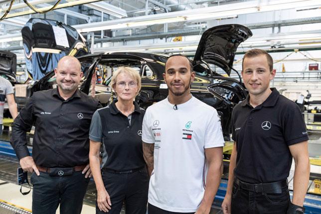 Гонщики Mercedes посетили завод в Зиндельфингене