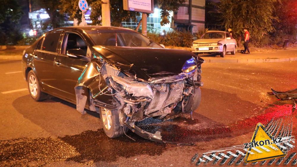 Toyota снесла светофор в ночном ДТП в Алматы