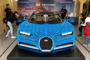 Bugatti Chiron из Lego в Парке Горького в Москве