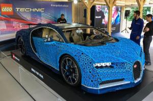 Bugatti Chiron из Lego в Парке Горького в Москве