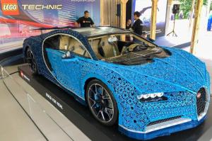 Bugatti Chiron из Lego в Парке Горького в Москве