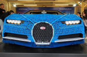 Bugatti Chiron из Lego в Парке Горького в Москве