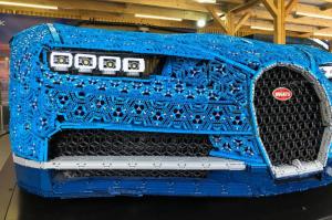 Bugatti Chiron из Lego в Парке Горького в Москве