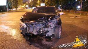Toyota снесла светофор в ночном ДТП в Алматы