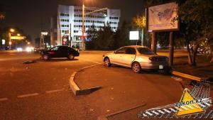 Toyota снесла светофор в ночном ДТП в Алматы