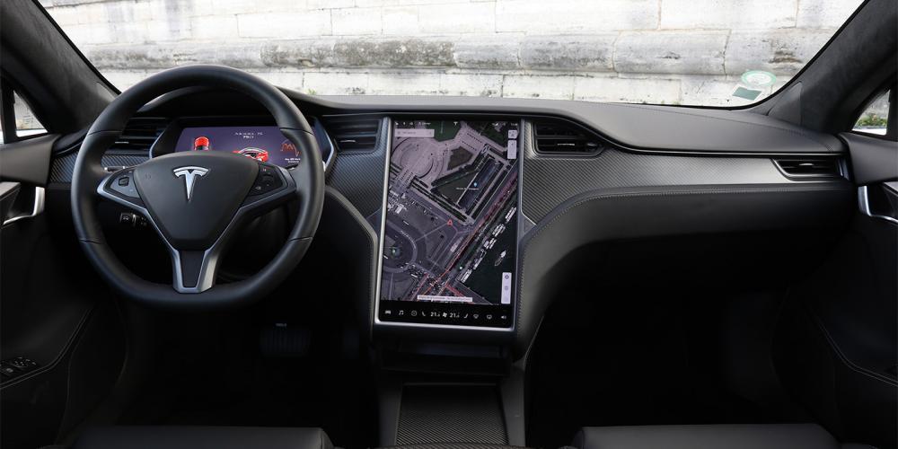 В электрокарах Tesla начнут показывать видео с YouTube и Netflix