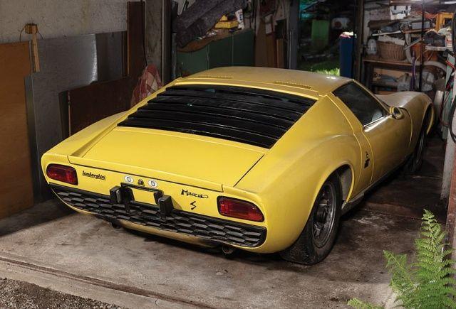 Раритетный Lamborghini Miura 1969 года, пылившийся в гараже