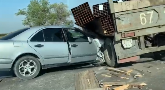 Авто врезалось в прицеп КамАЗа в Караганде: есть пострадавшие