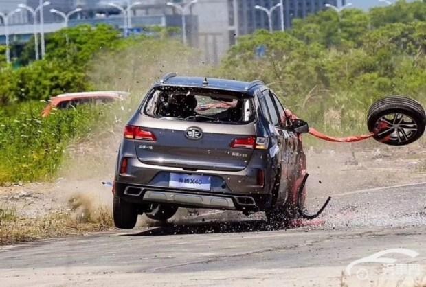 FAW провел уникальный краш-тест по сбрасыванию автомобиля с вертолета!