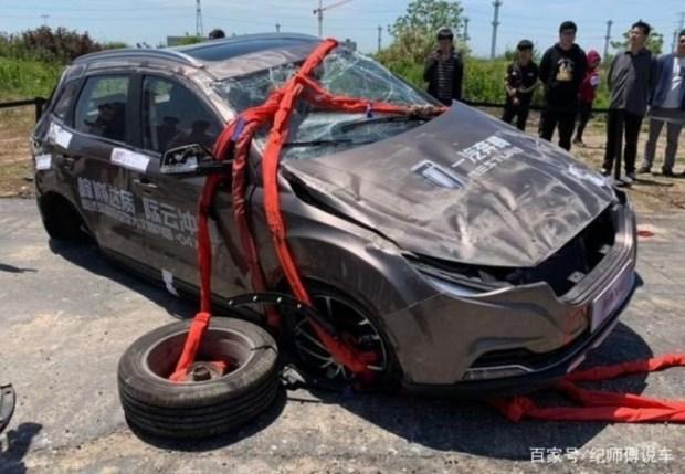 FAW провел уникальный краш-тест по сбрасыванию автомобиля с вертолета!