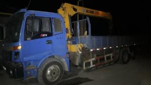 Автобус врезался в припаркованный манипулятор в Алматы