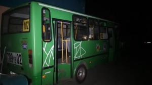 Автобус врезался в припаркованный манипулятор в Алматы