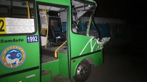 Автобус врезался в припаркованный манипулятор в Алматы