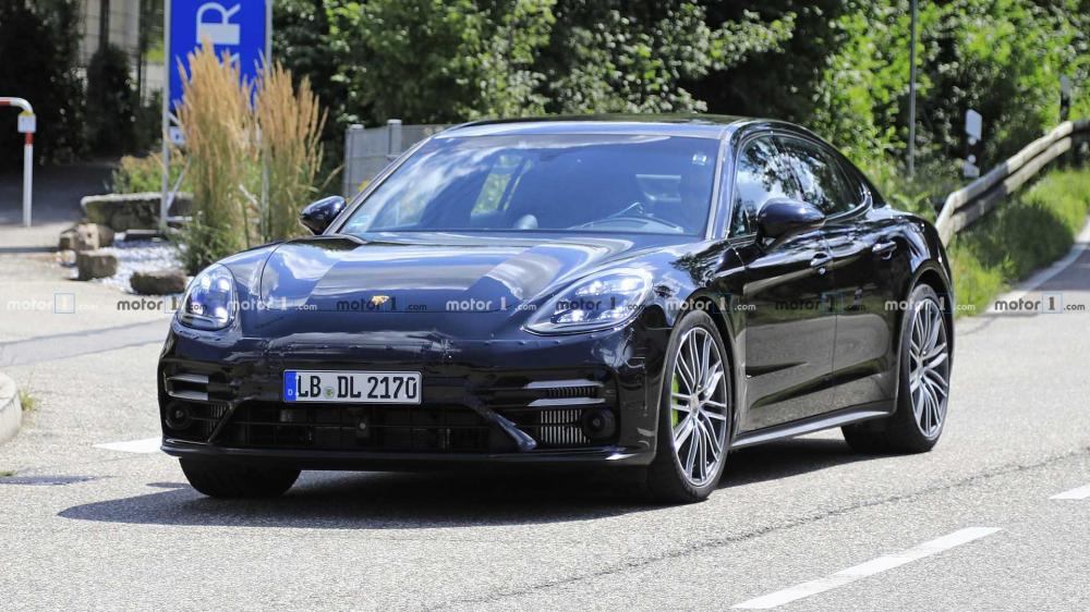 Обновленный Porsche Panamera попался на глаза