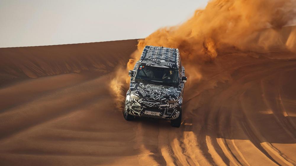 Видео: новый Land Rover Defender испытали в пустыне