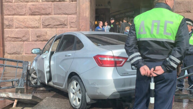 Автомобиль въехал в стену метро в Петербурге